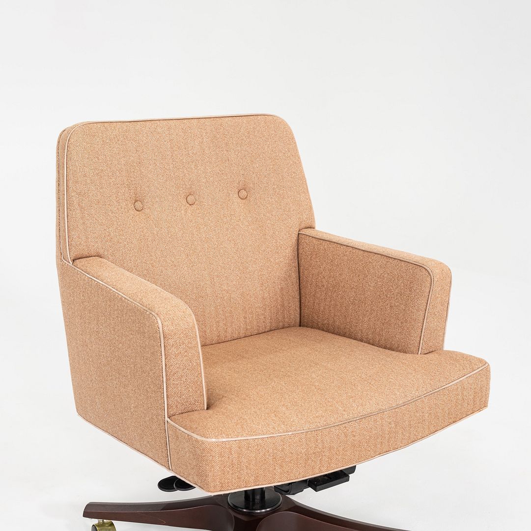 Executive Swivel Chair with Pneumatic Base