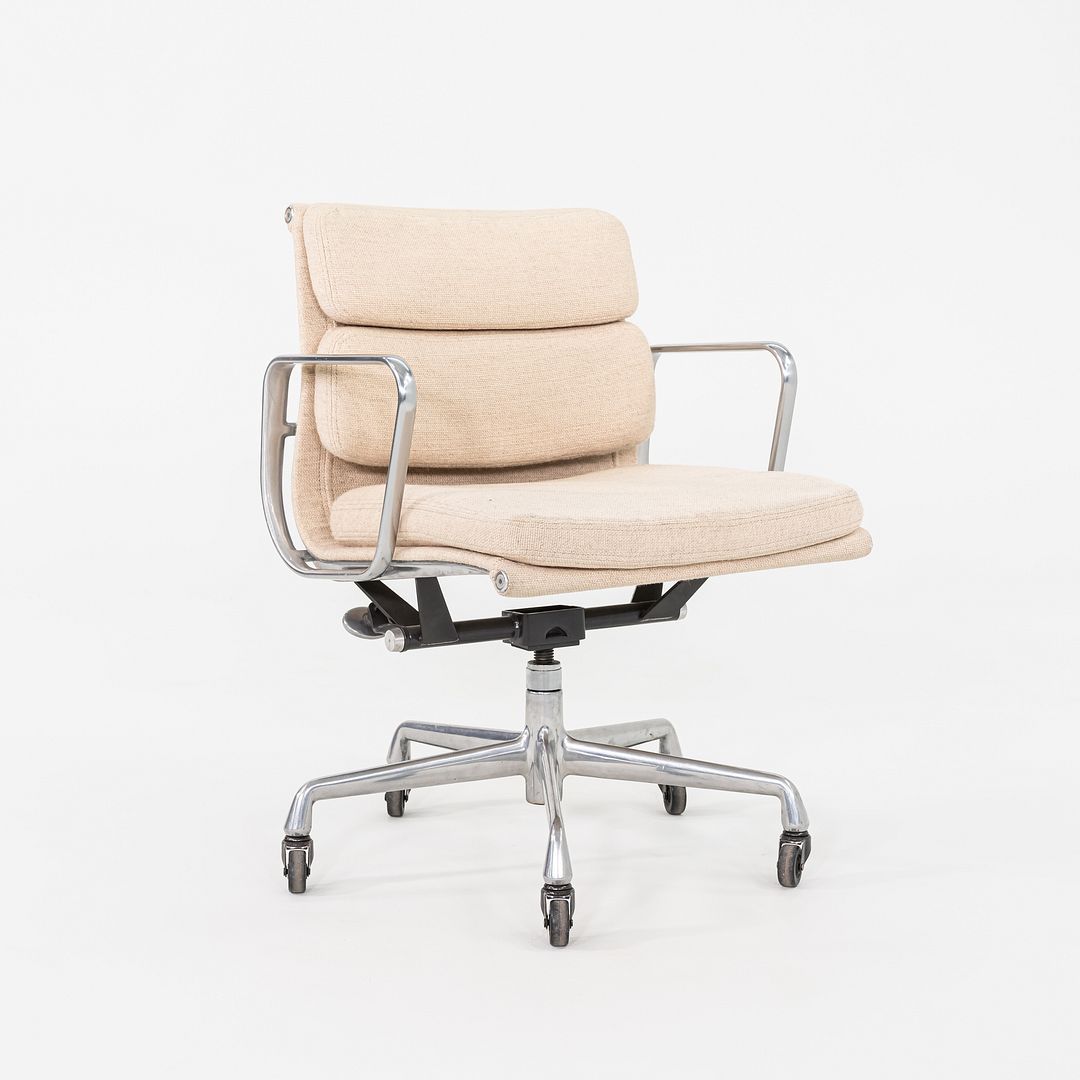 Soft Pad Management Chair, EA435