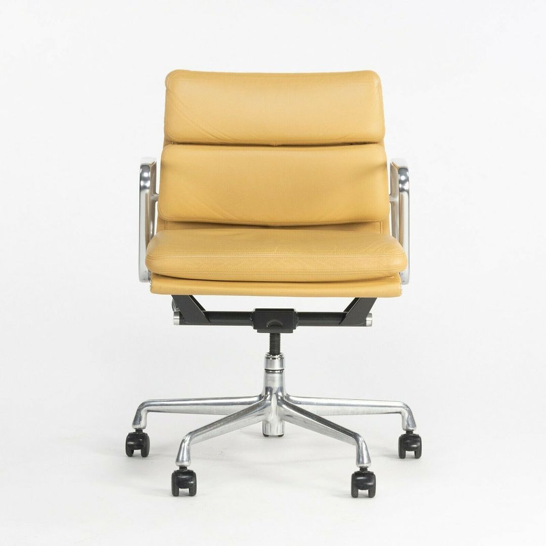 Eames Aluminum Group Soft Pad Management Chair