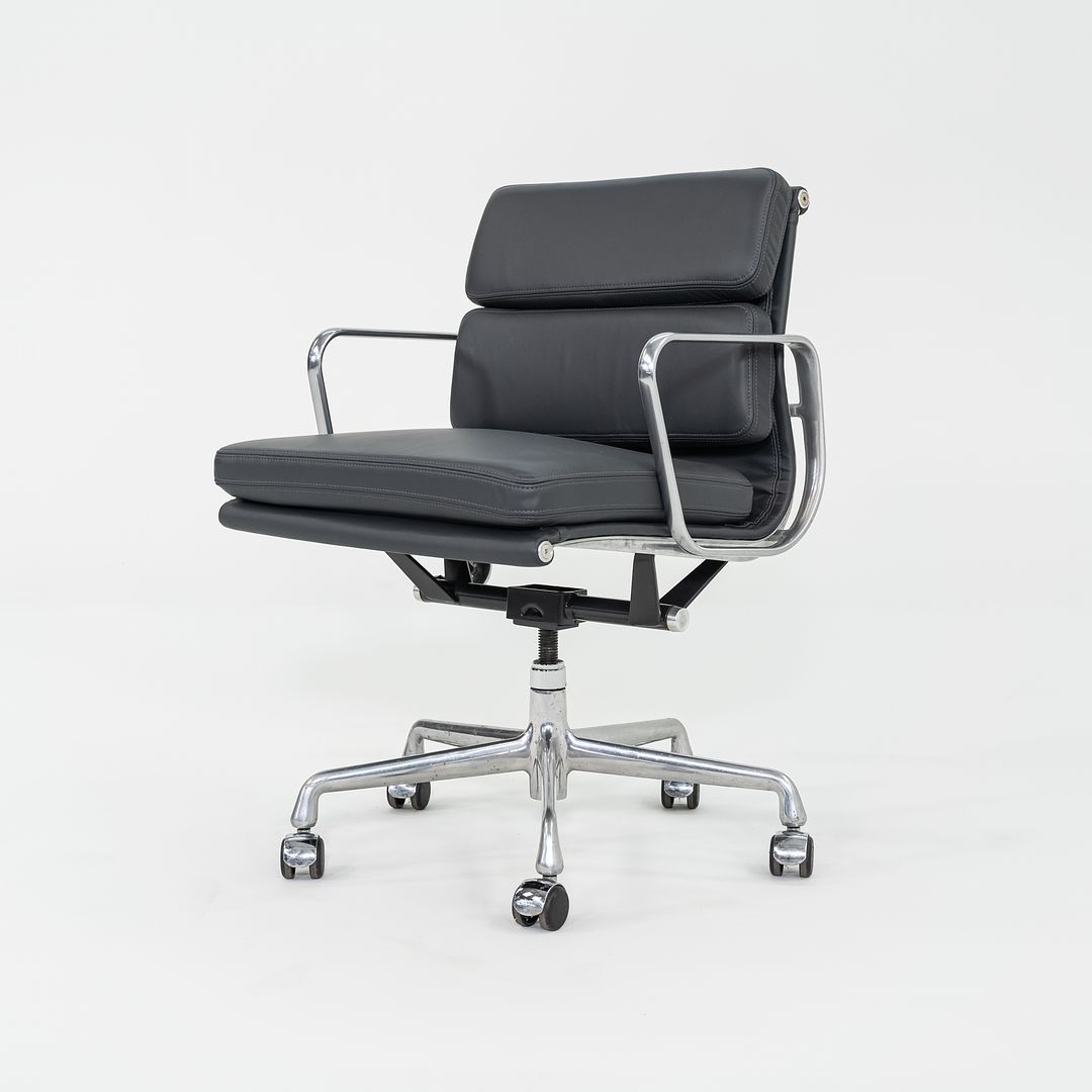 Eames Soft Pad Management Chair, EA435