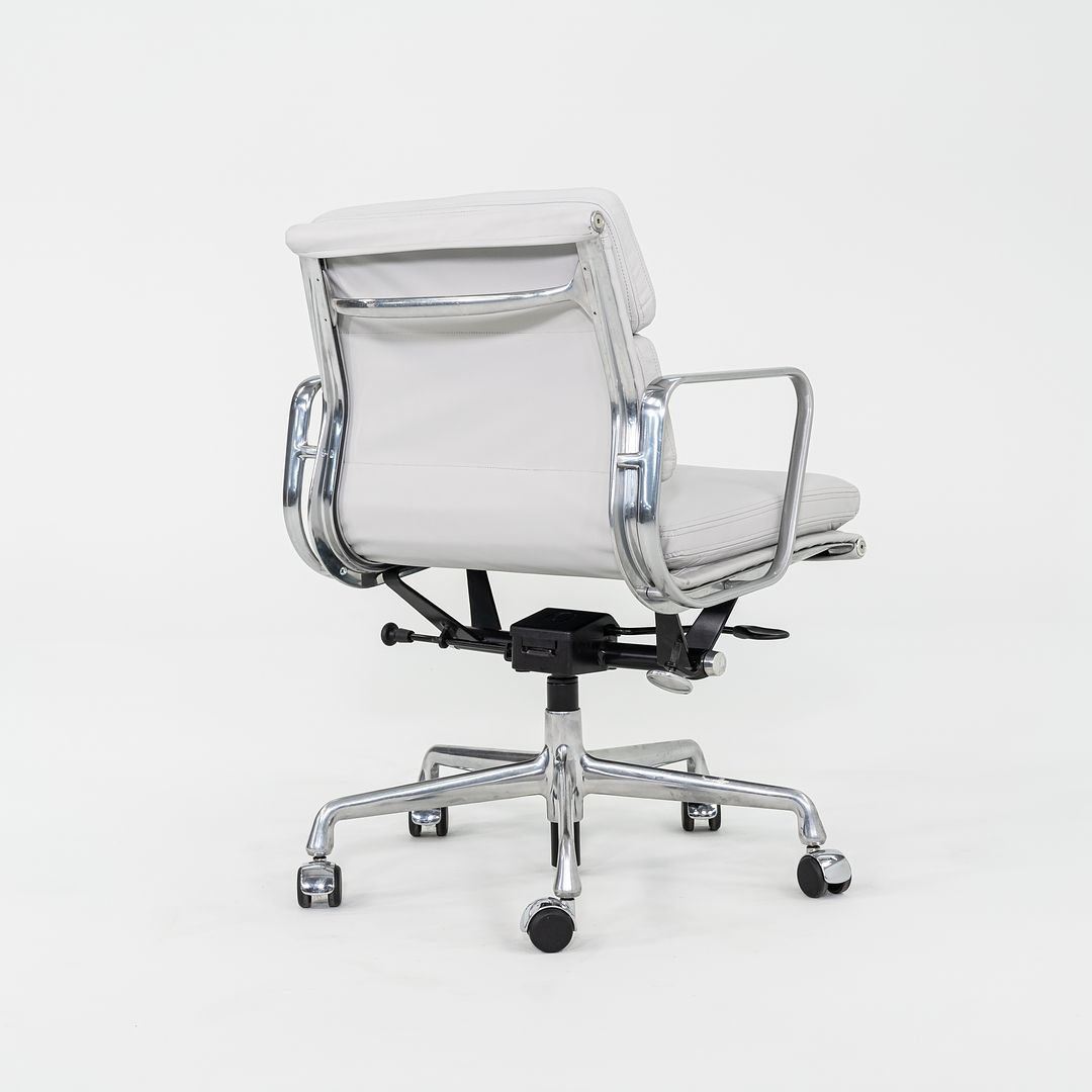 Eames Soft Pad Management Chair, EA435