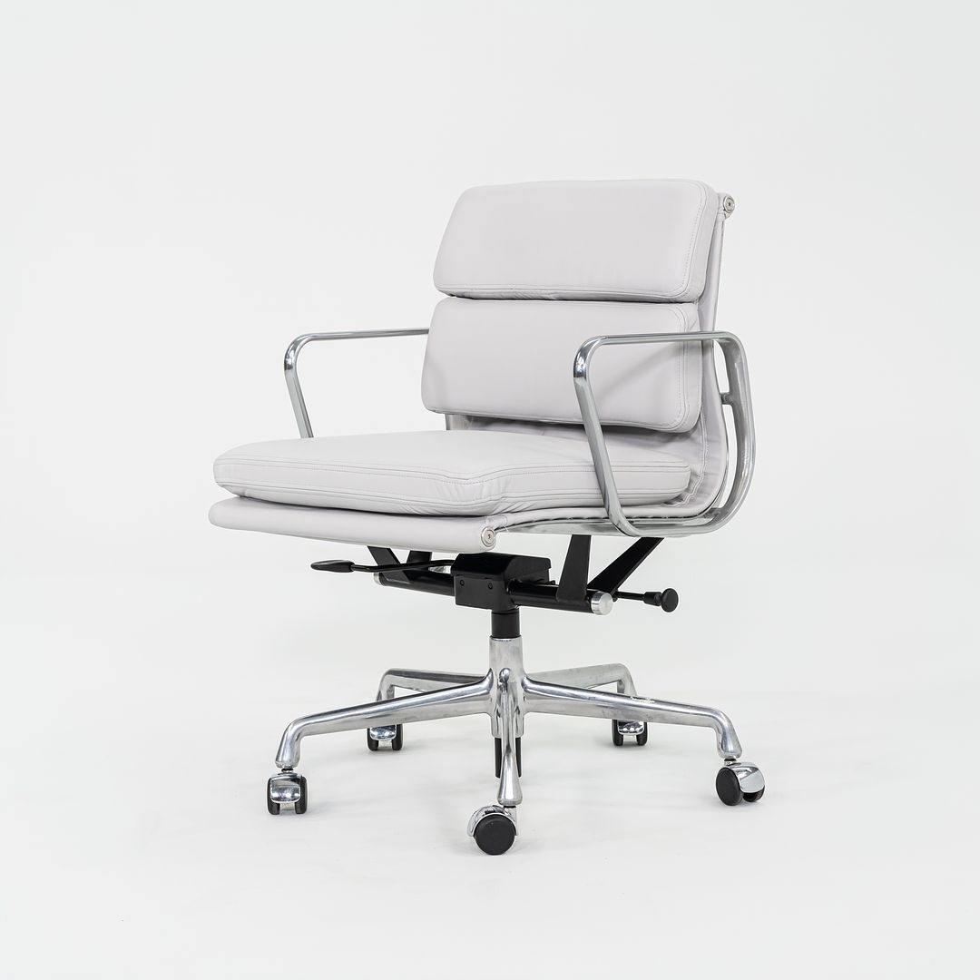 Eames Soft Pad Management Chair, EA435