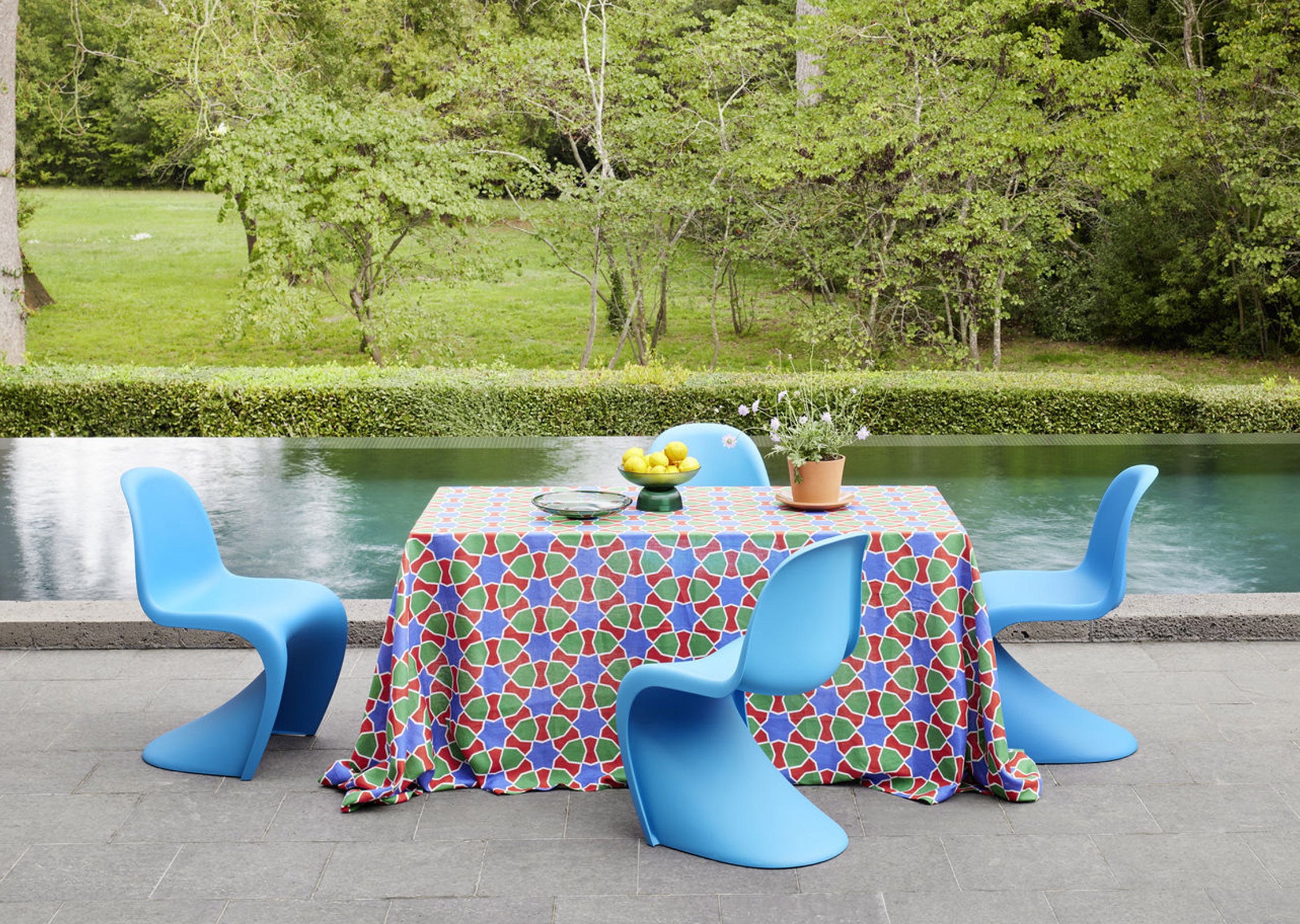 Summertime in dark lime“ Vitra Panton Chair Summer 2011