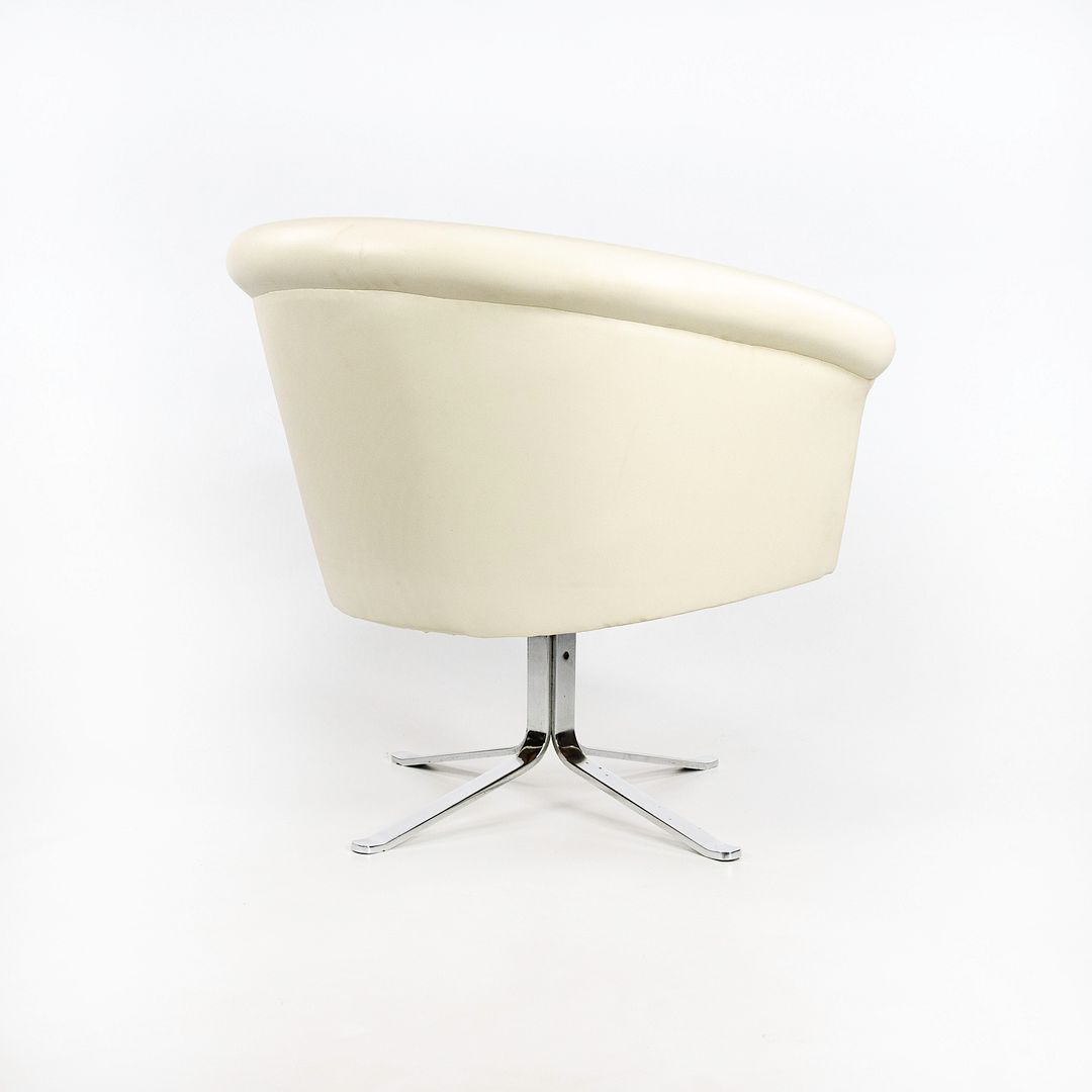 Swiveling Bucket Armchair