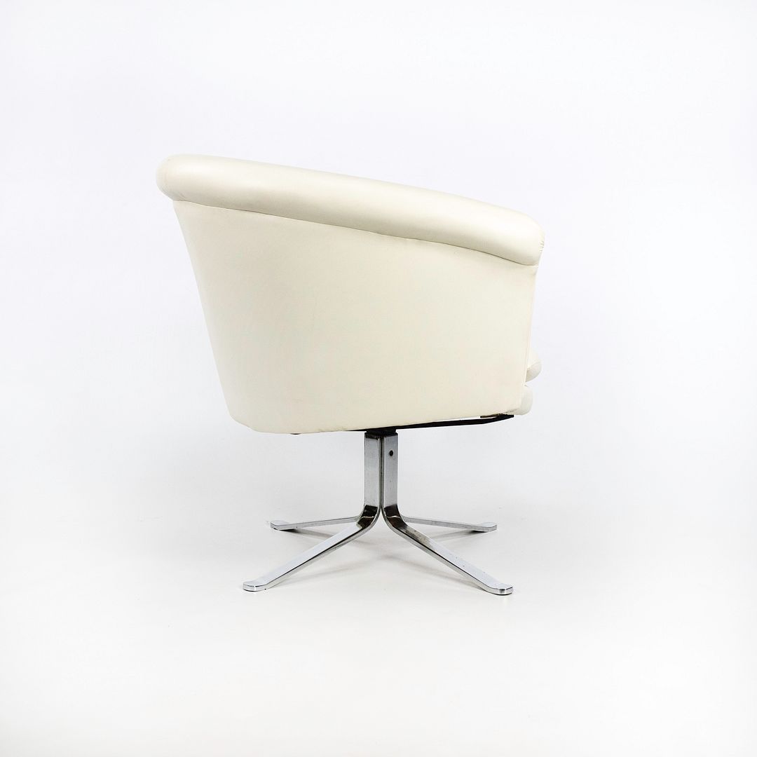 Swiveling Bucket Armchair