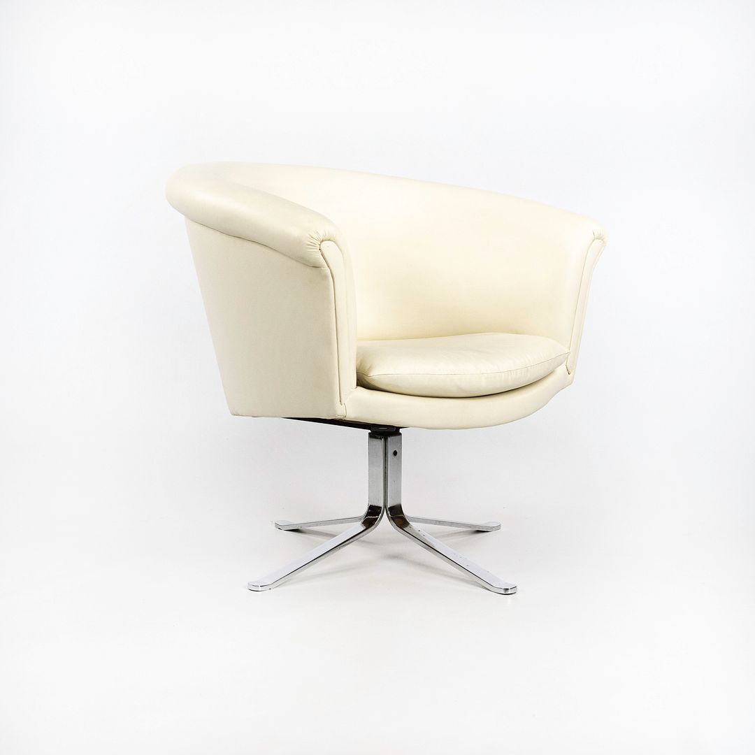 Swiveling Bucket Armchair