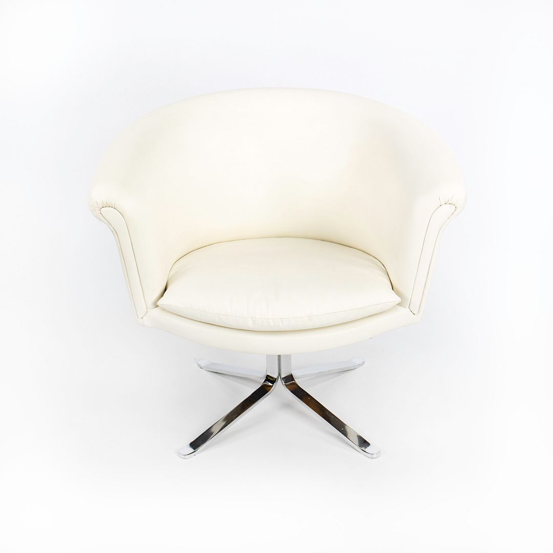 Swiveling Bucket Armchair