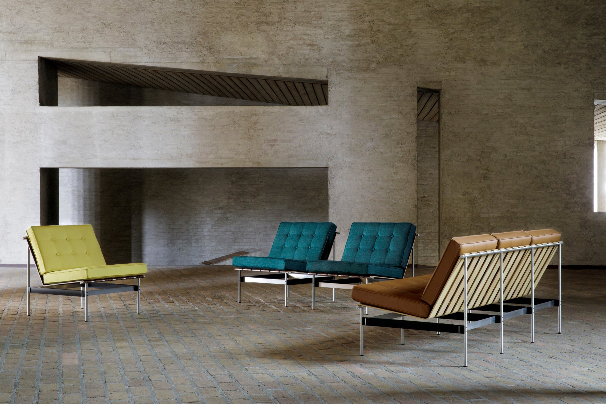 F416 Classic Lounge Chair