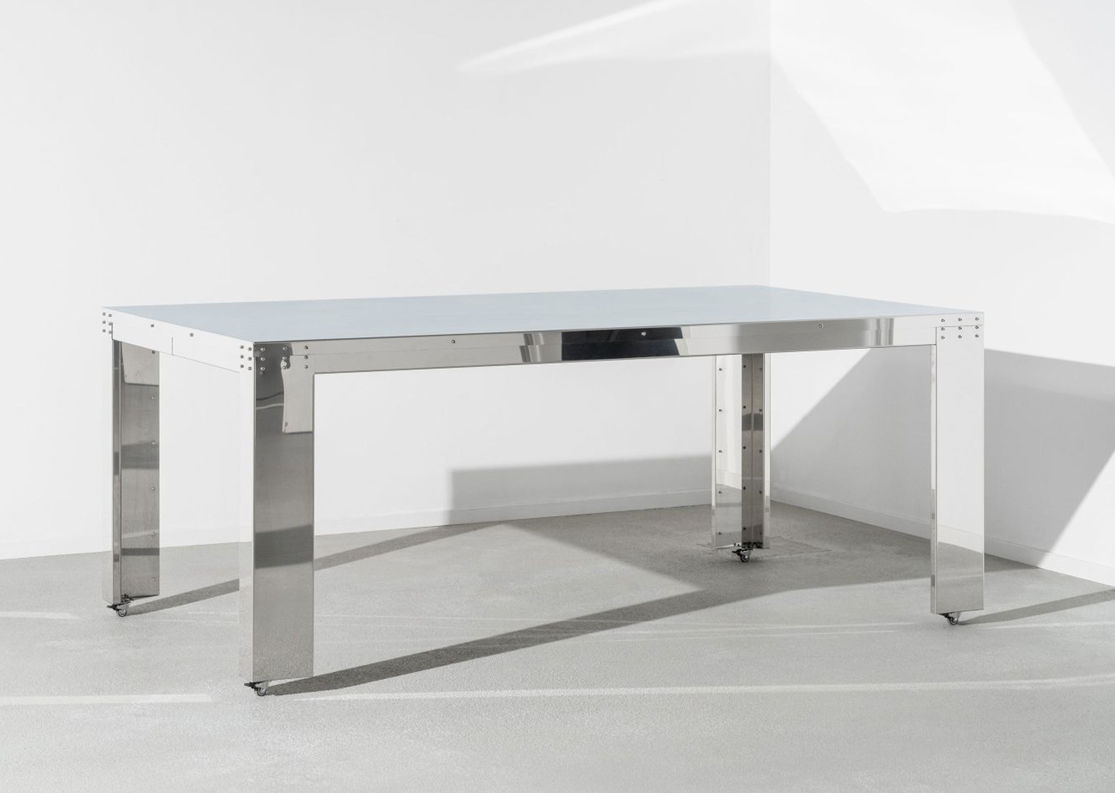 NM21 Dining Table