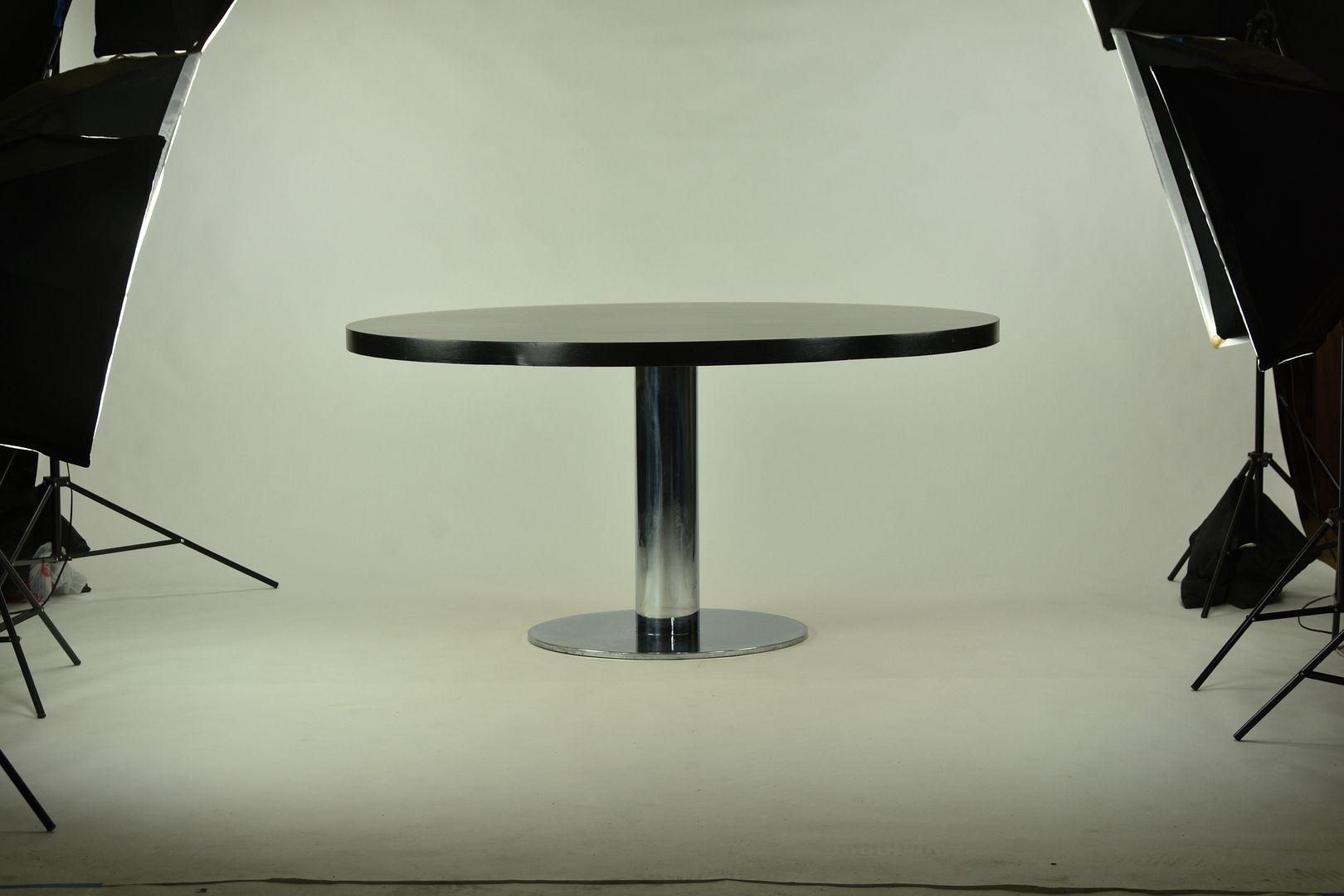 Round Pedestal Conference / Dining Table