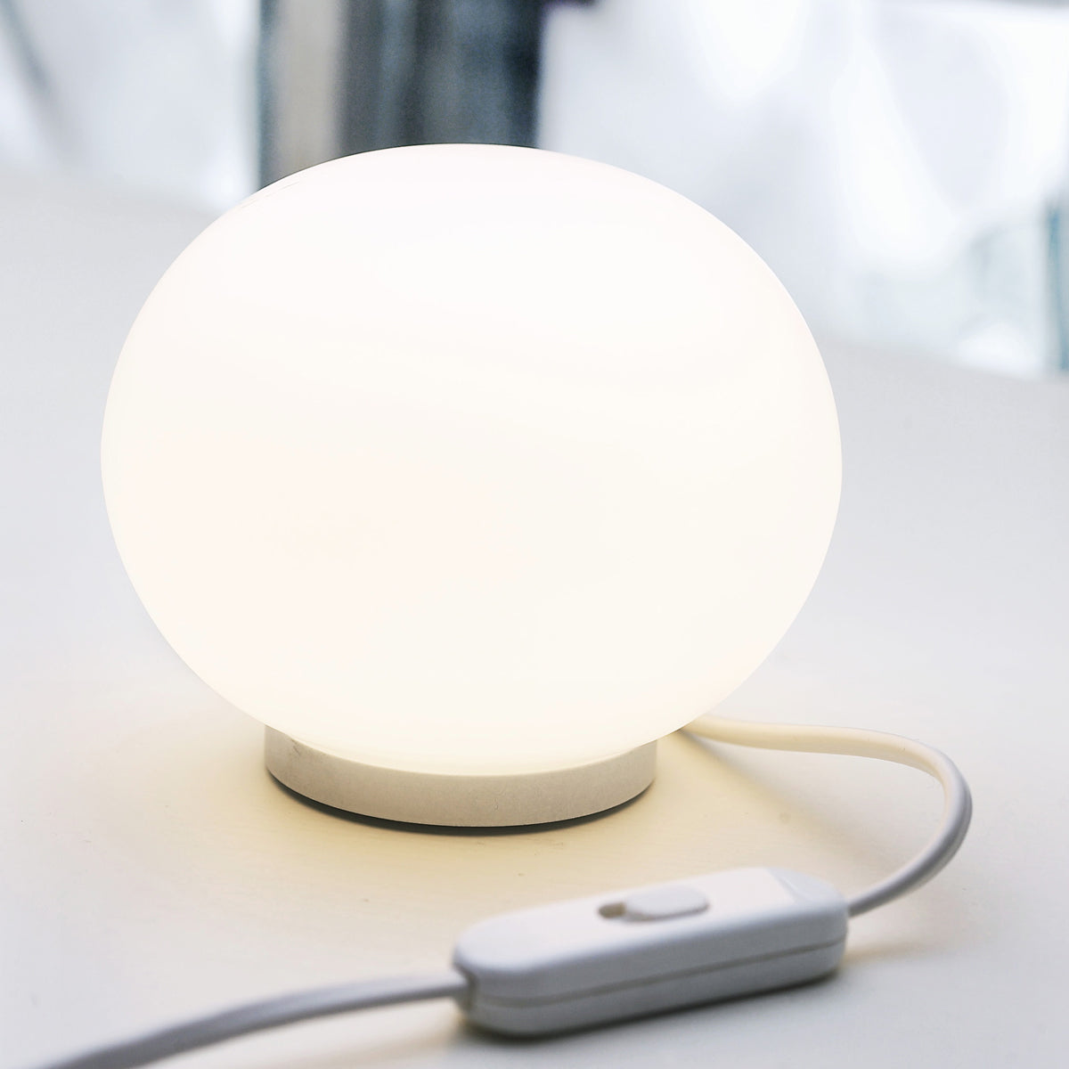 Glo-Ball Basic Table Lamp