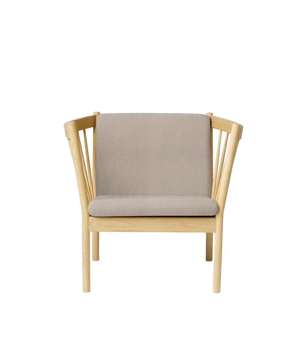 J146 Armchair — Nature Lacquered Oak / Beige
