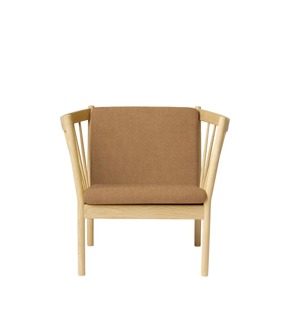 J146 Armchair — Nature Lacquered Oak / Brown
