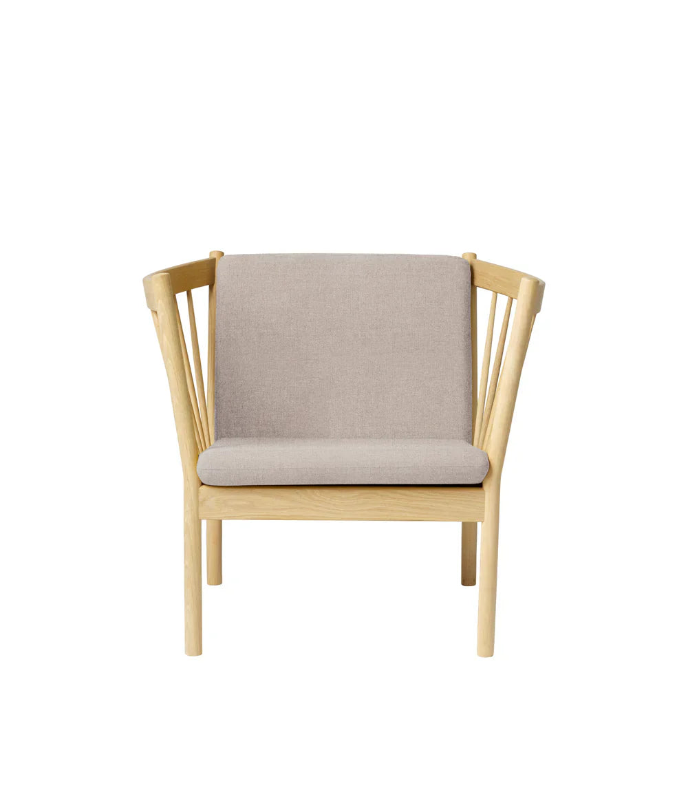J146 Armchair — Nature Lacquered Oak / Light Grey
