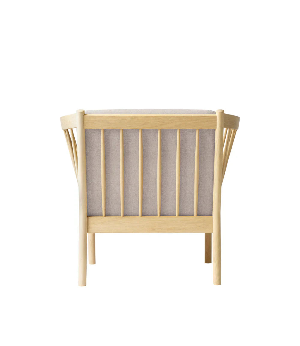 J146 Armchair — Nature Lacquered Oak / Light Grey
