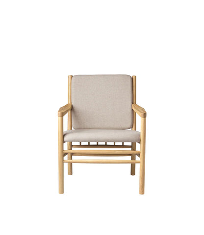 J147 Armchair — Nature Lacquered Oak/Beige