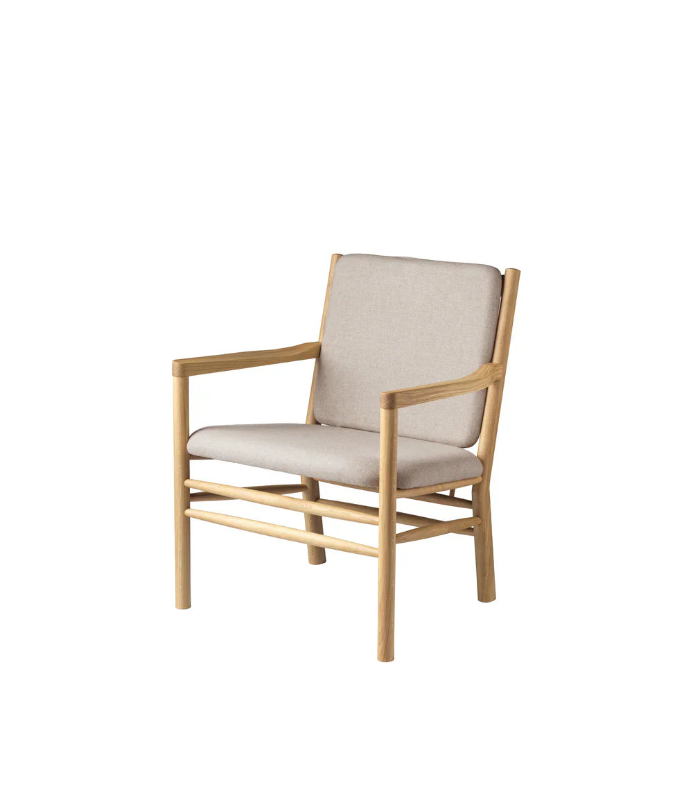 J147 Armchair — Nature Lacquered Oak/Beige