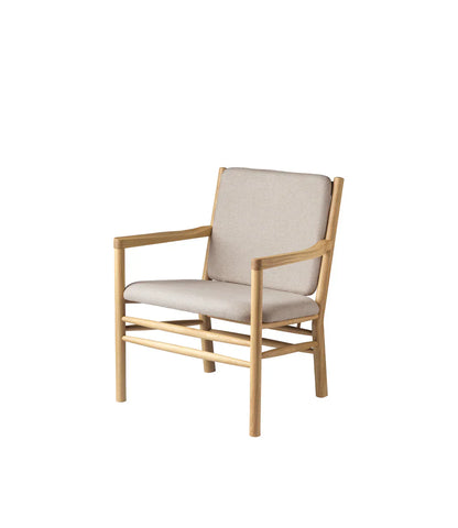J147 Armchair — Nature Lacquered Oak/Beige