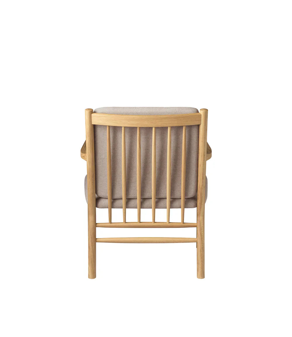 J147 Armchair — Nature Lacquered Oak/Beige