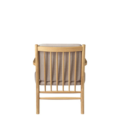 J147 Armchair — Nature Lacquered Oak/Beige