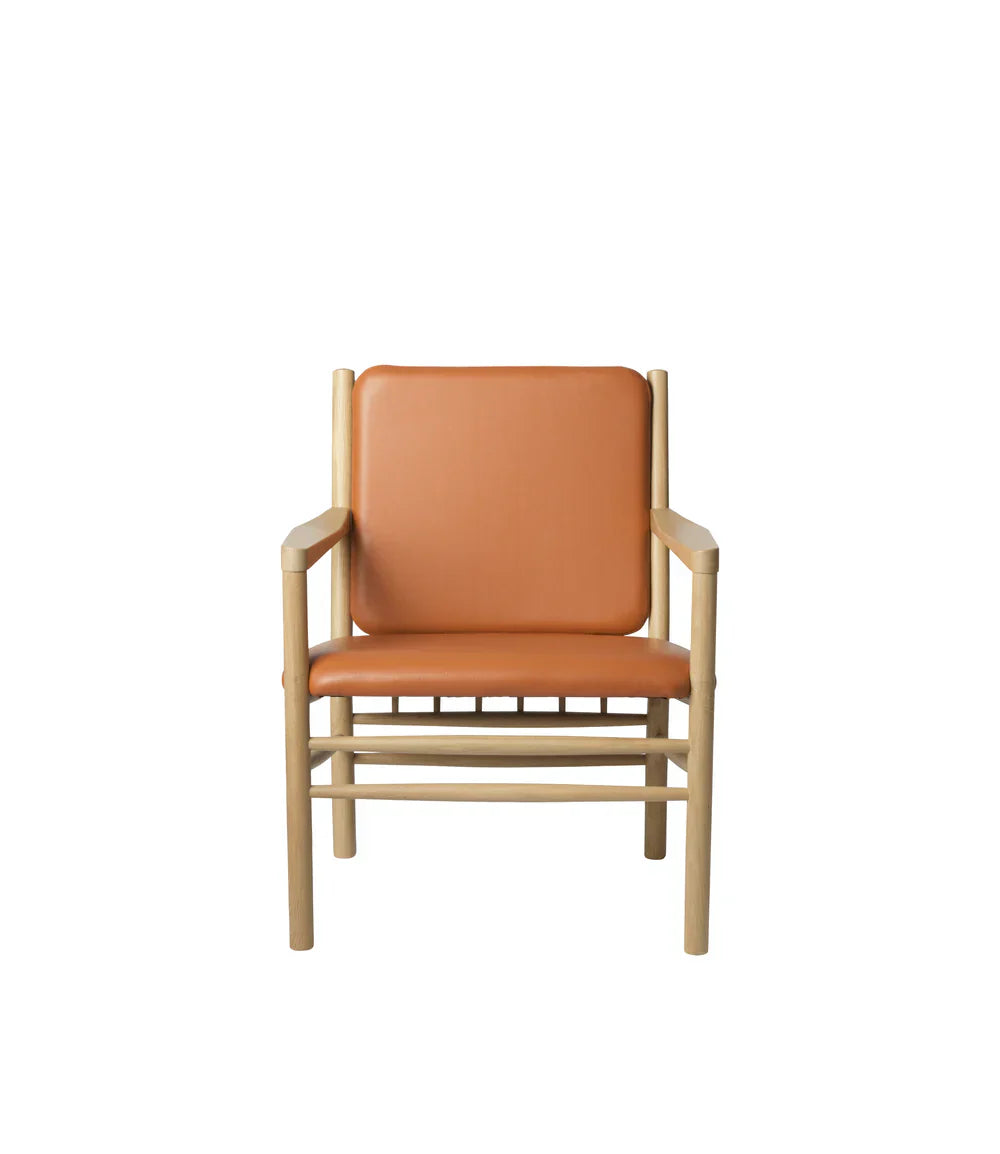 J147 Armchair — Nature Lacquered Oak/Cognac Leather