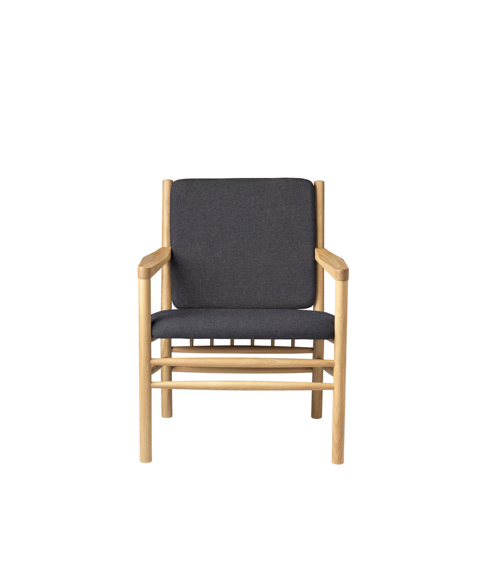 J147 Armchair — Nature Lacquered Oak/Dark Grey