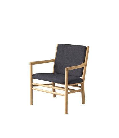 J147 Armchair — Nature Lacquered Oak/Dark Grey