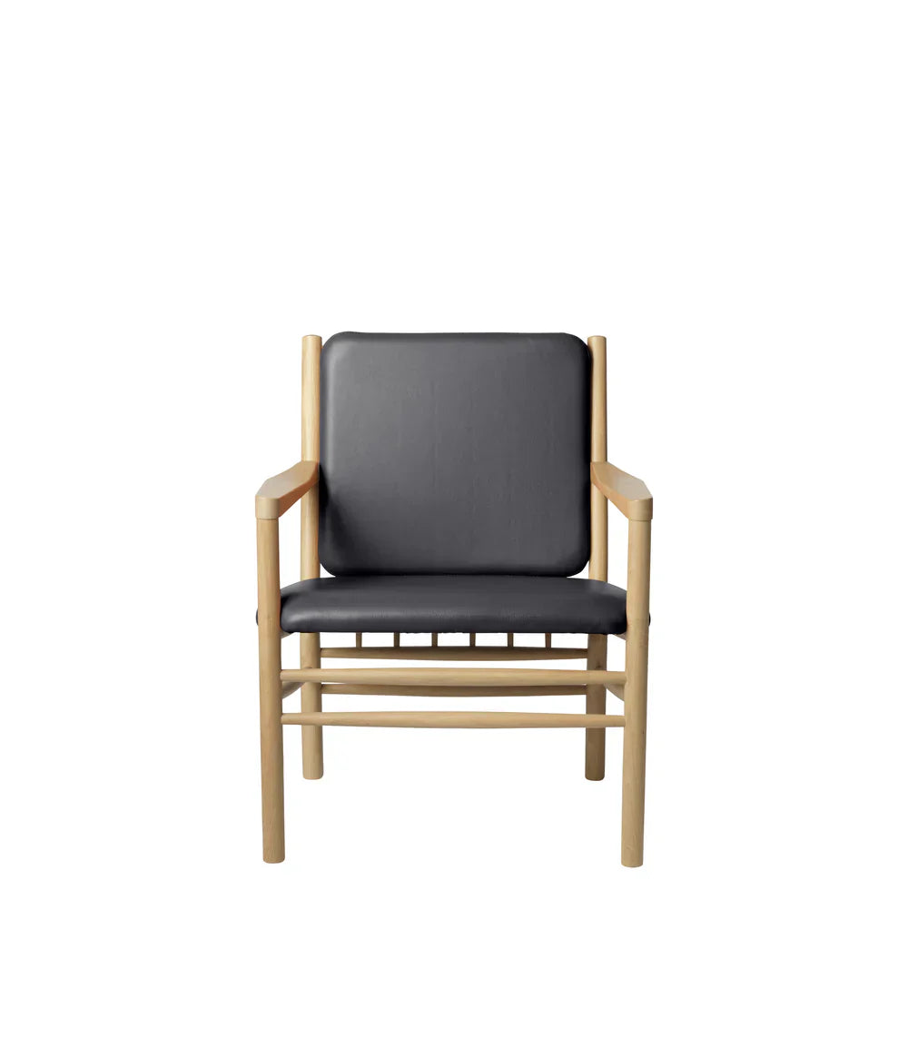 J147 Armchair — Nature Lacquered Oak/Black Leather