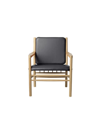 J147 Armchair — Nature Lacquered Oak/Black Leather