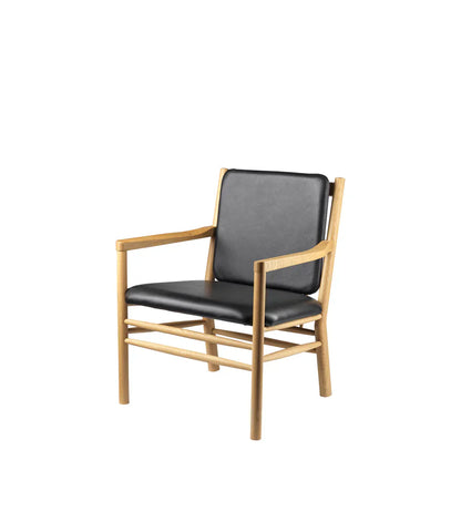 J147 Armchair — Nature Lacquered Oak/Black Leather