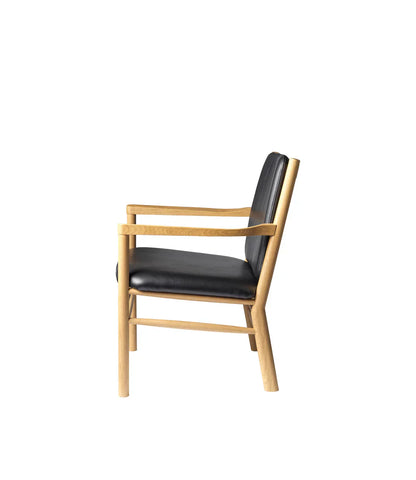 J147 Armchair — Nature Lacquered Oak/Black Leather