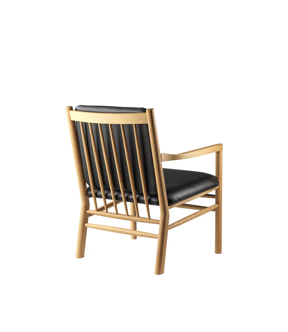 J147 Armchair — Nature Lacquered Oak/Black Leather