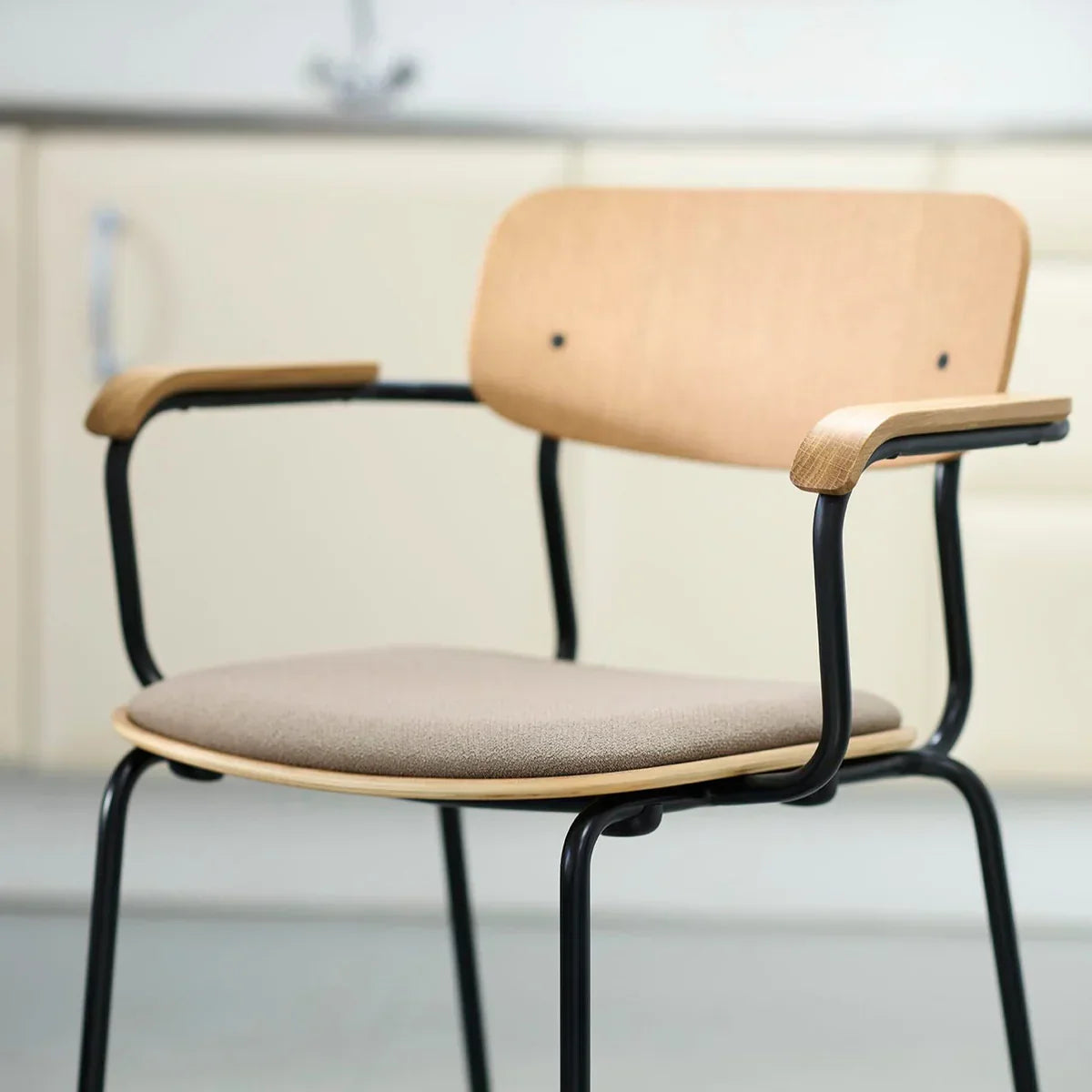 J183 Holmen Stackable Armchair — Steel Black/Taupe