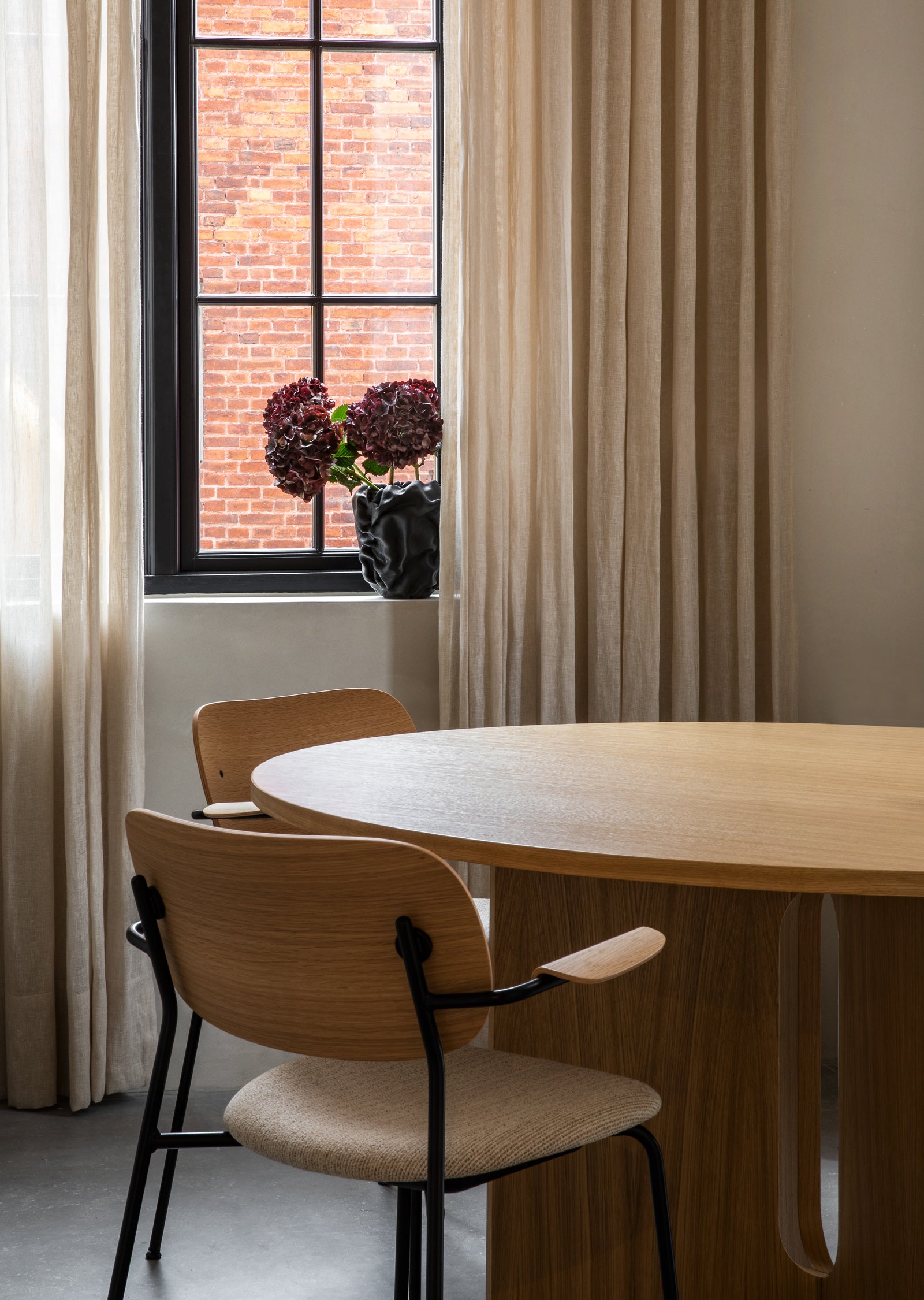 Androgyne Dining Table — Round and Rectangle