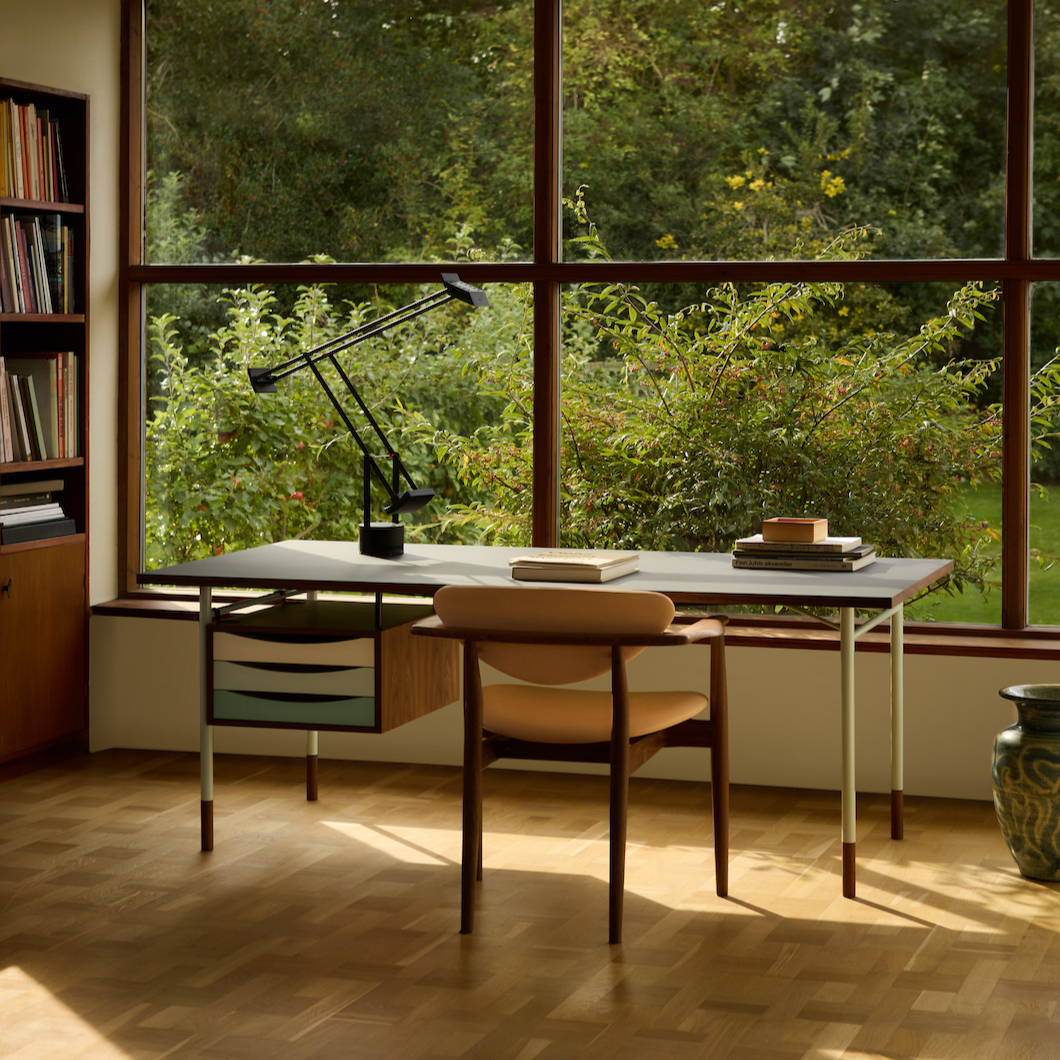 Nyhavn Desk with Tray Unit
