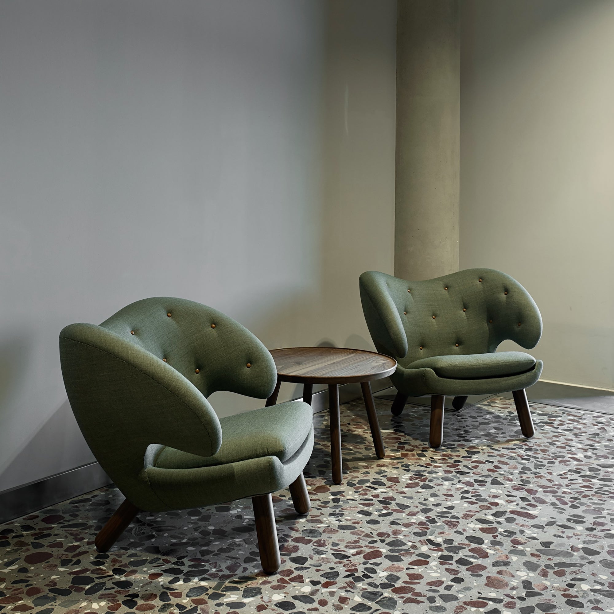 Pelican Chair with Buttons