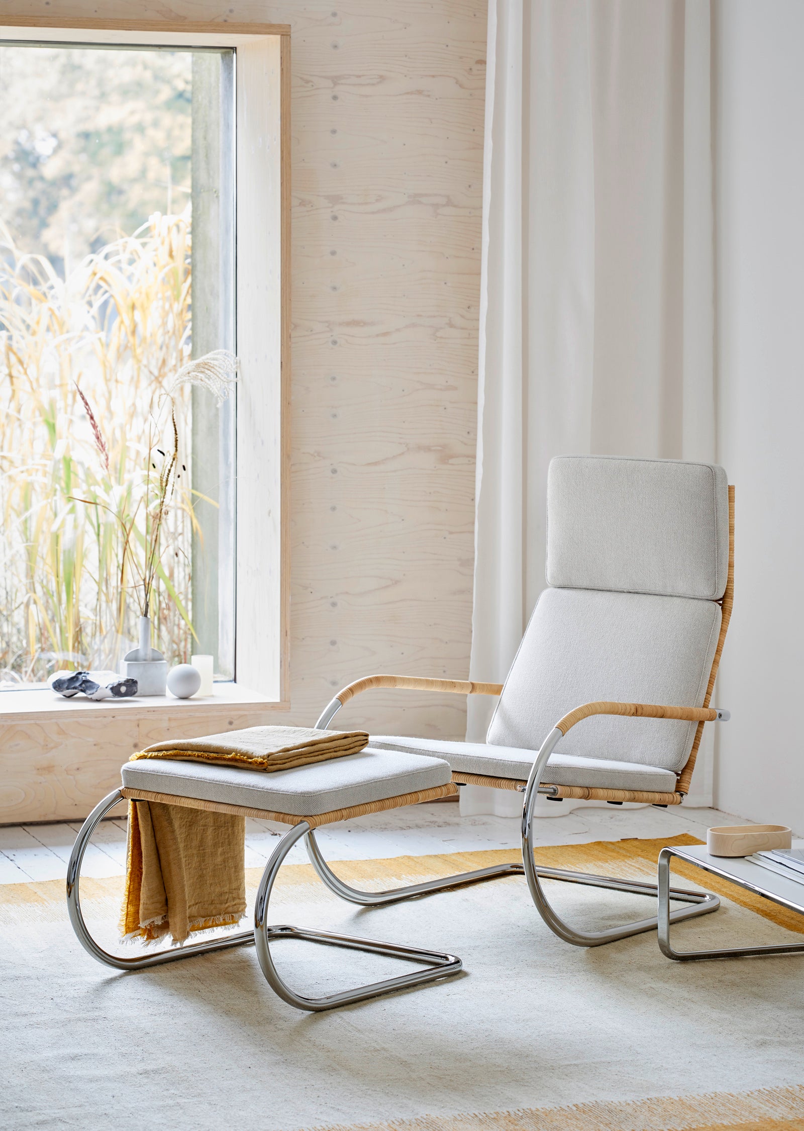 D35-1 Cantilever Lounge Chair