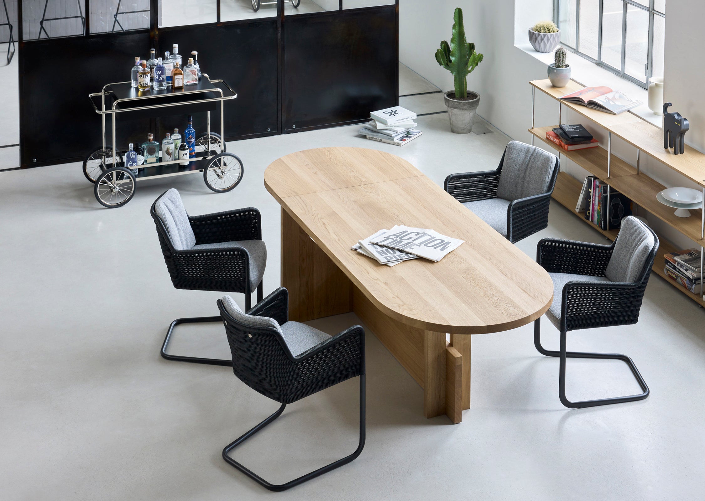 D43 Cantilever Chair — Black