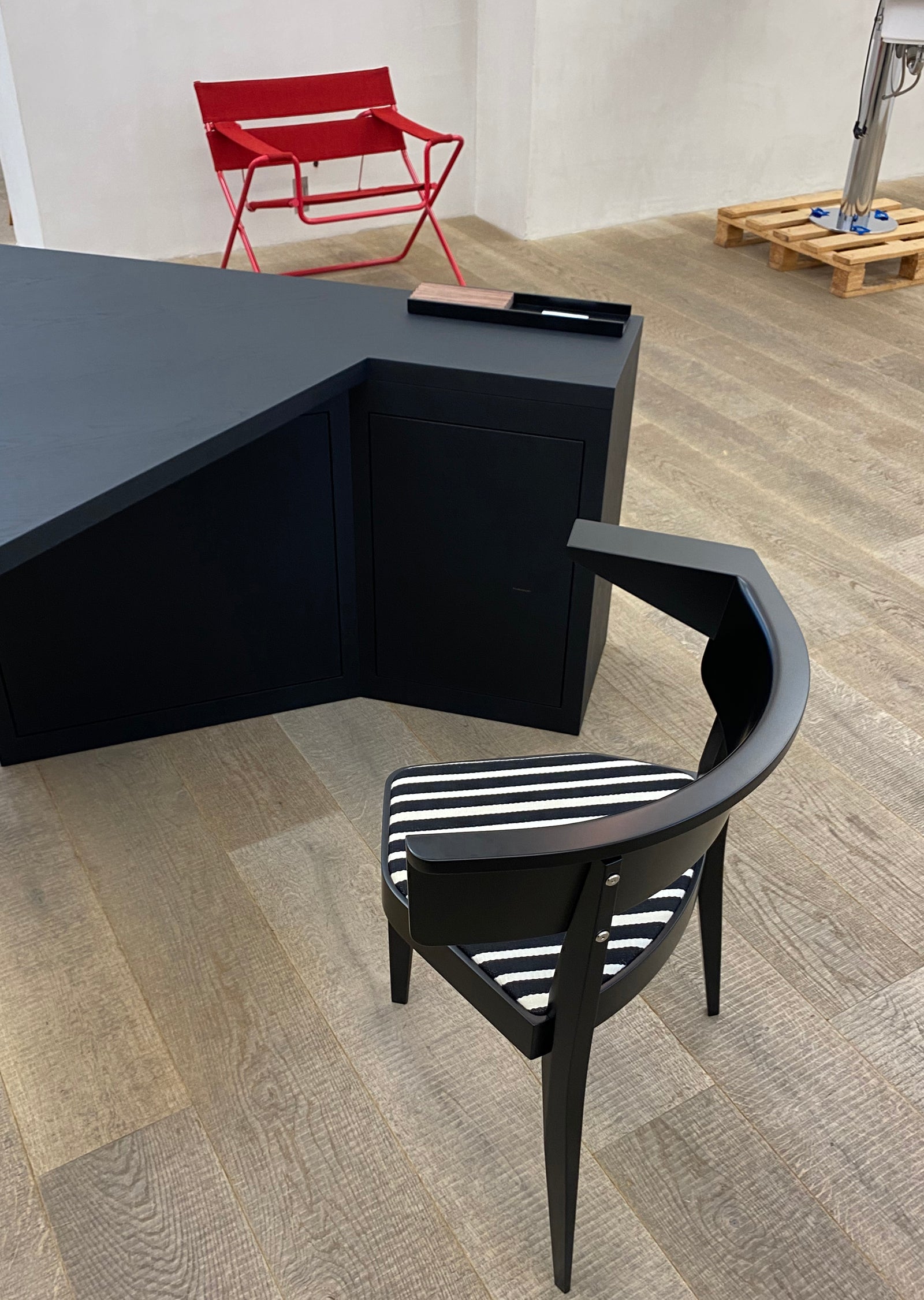B1 Three-Legged Armchair