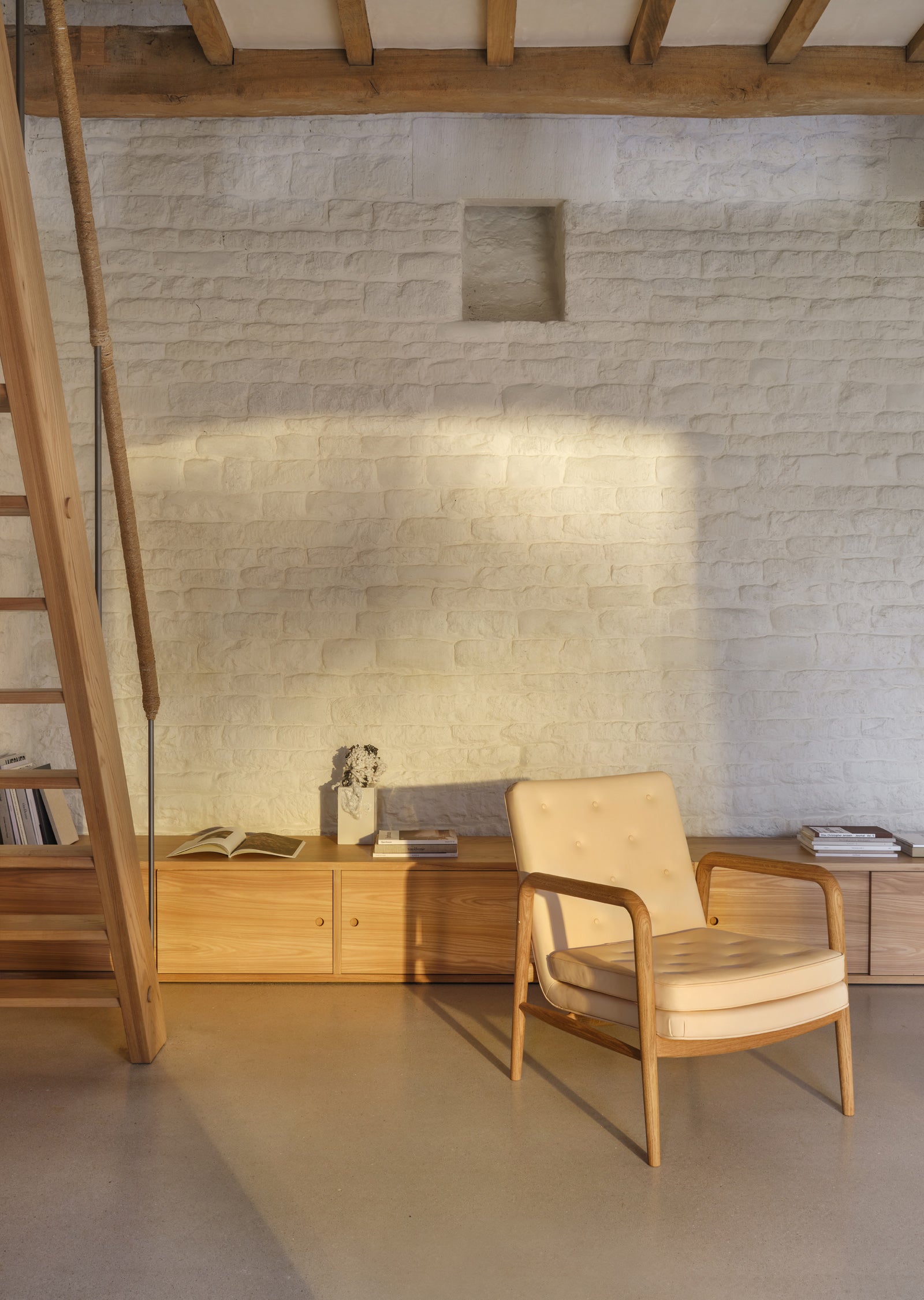 VLA76 Foyer Lounge Chair