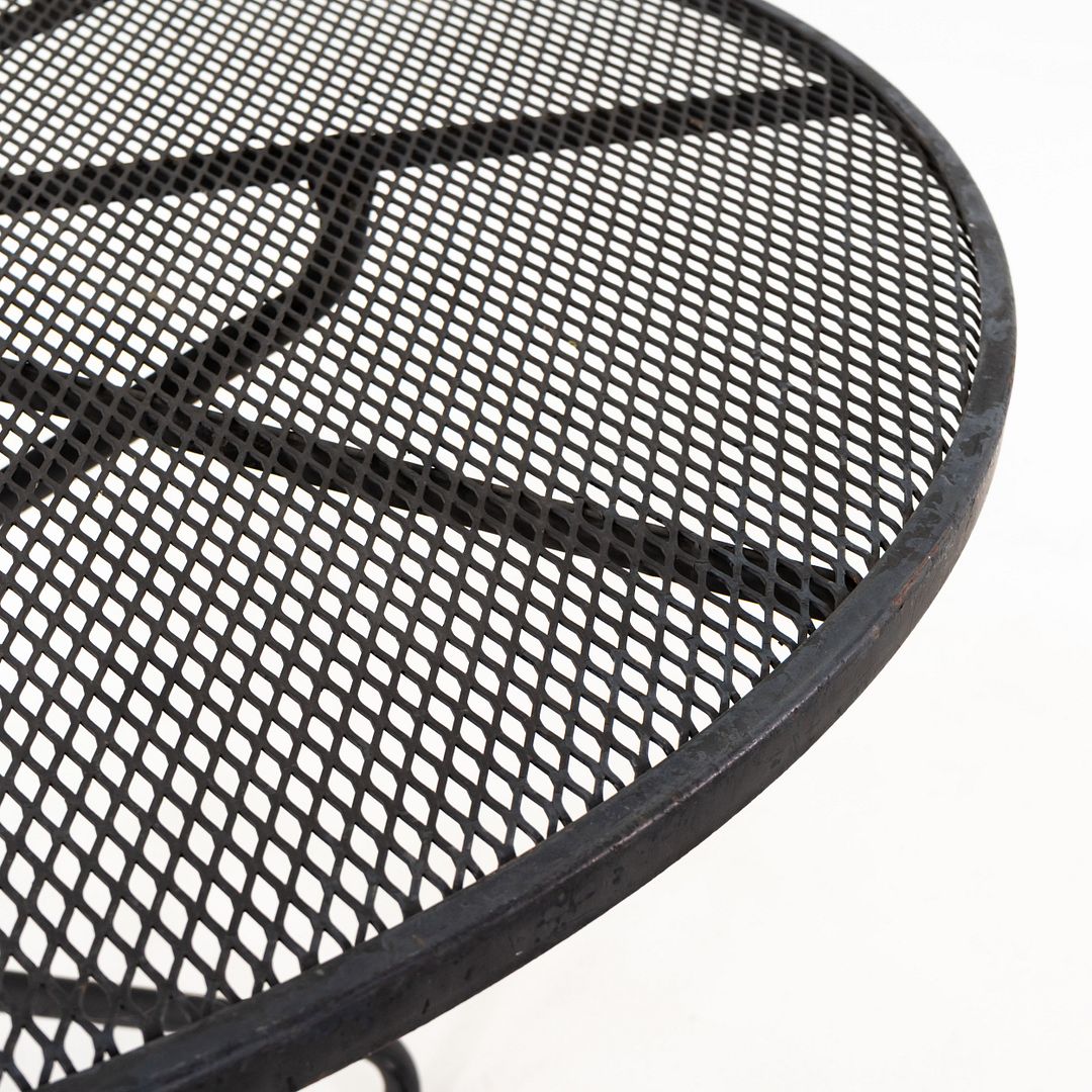 Sculptura Round Dining Table