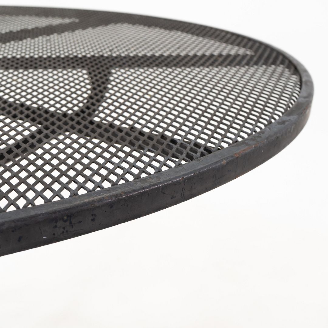 Sculptura Round Dining Table