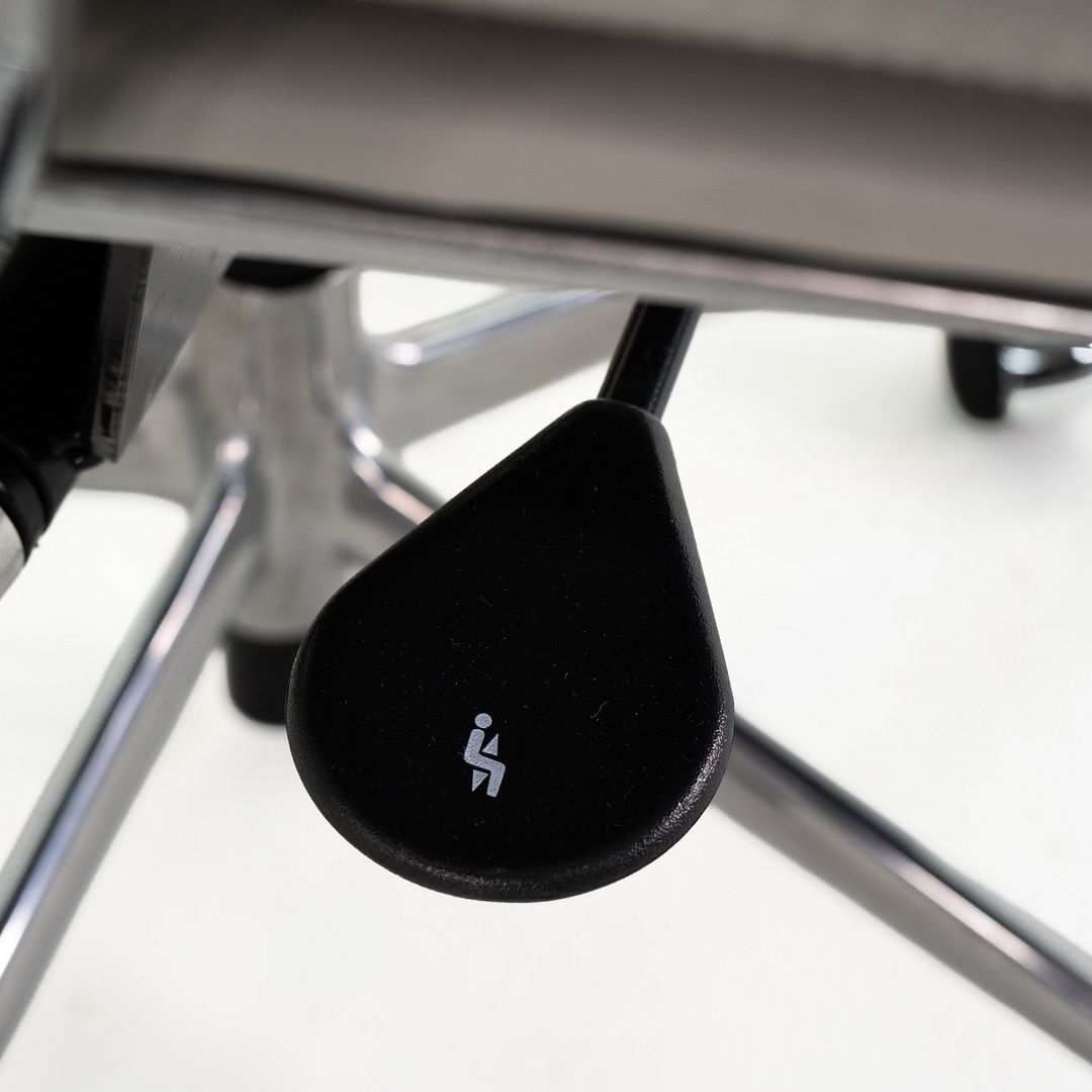 Eames Soft Pad Management Chair, EA435