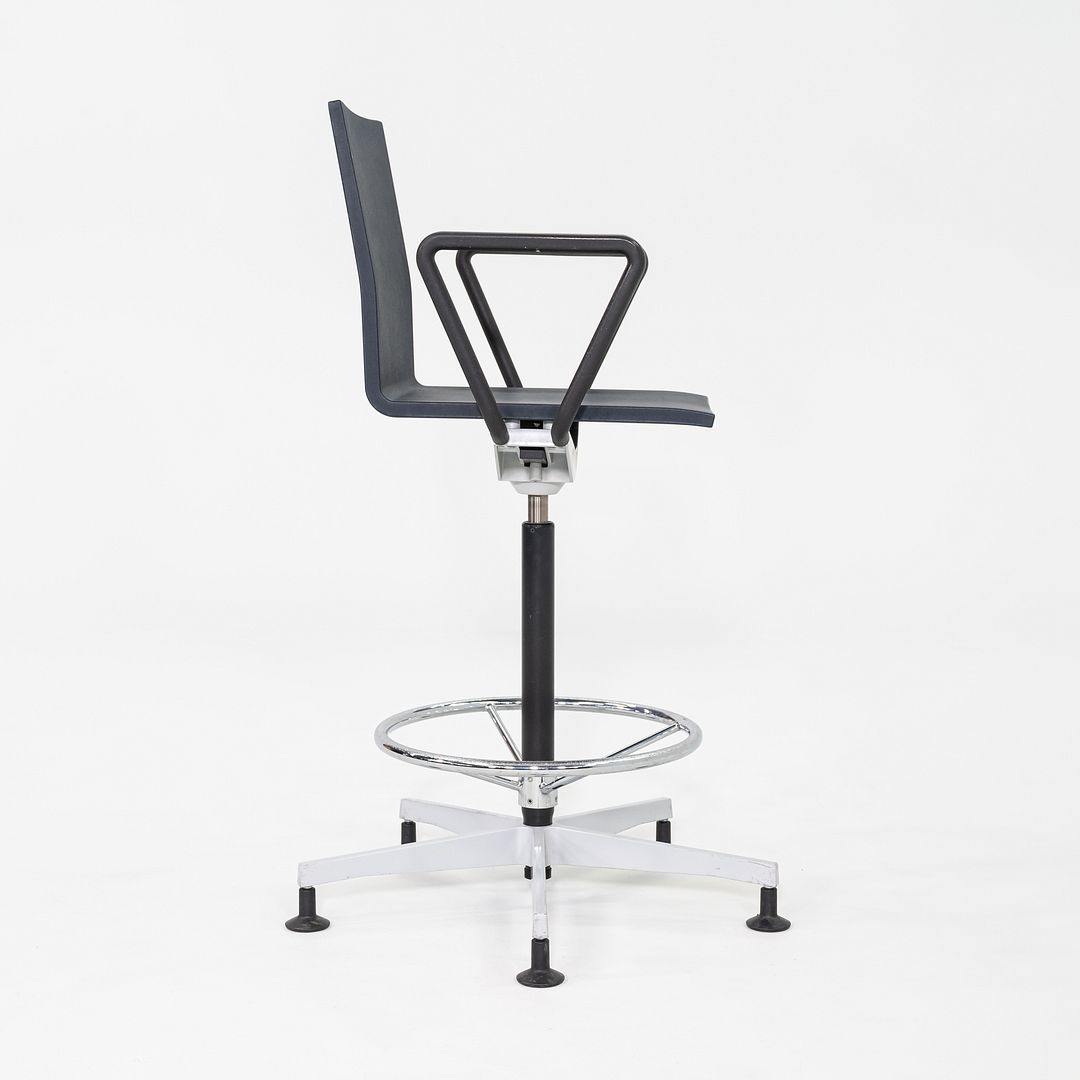 .04 Drafting Stool
