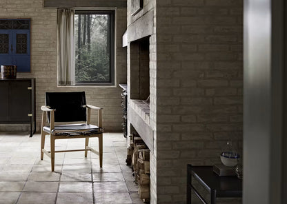 BM1106 Huntsman Chair