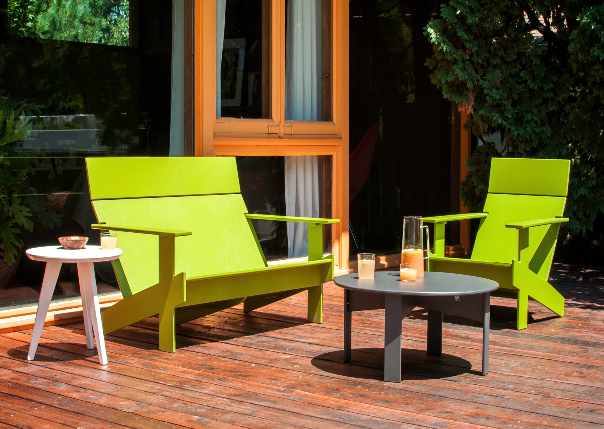 Lollygagger Cocktail Table — Round