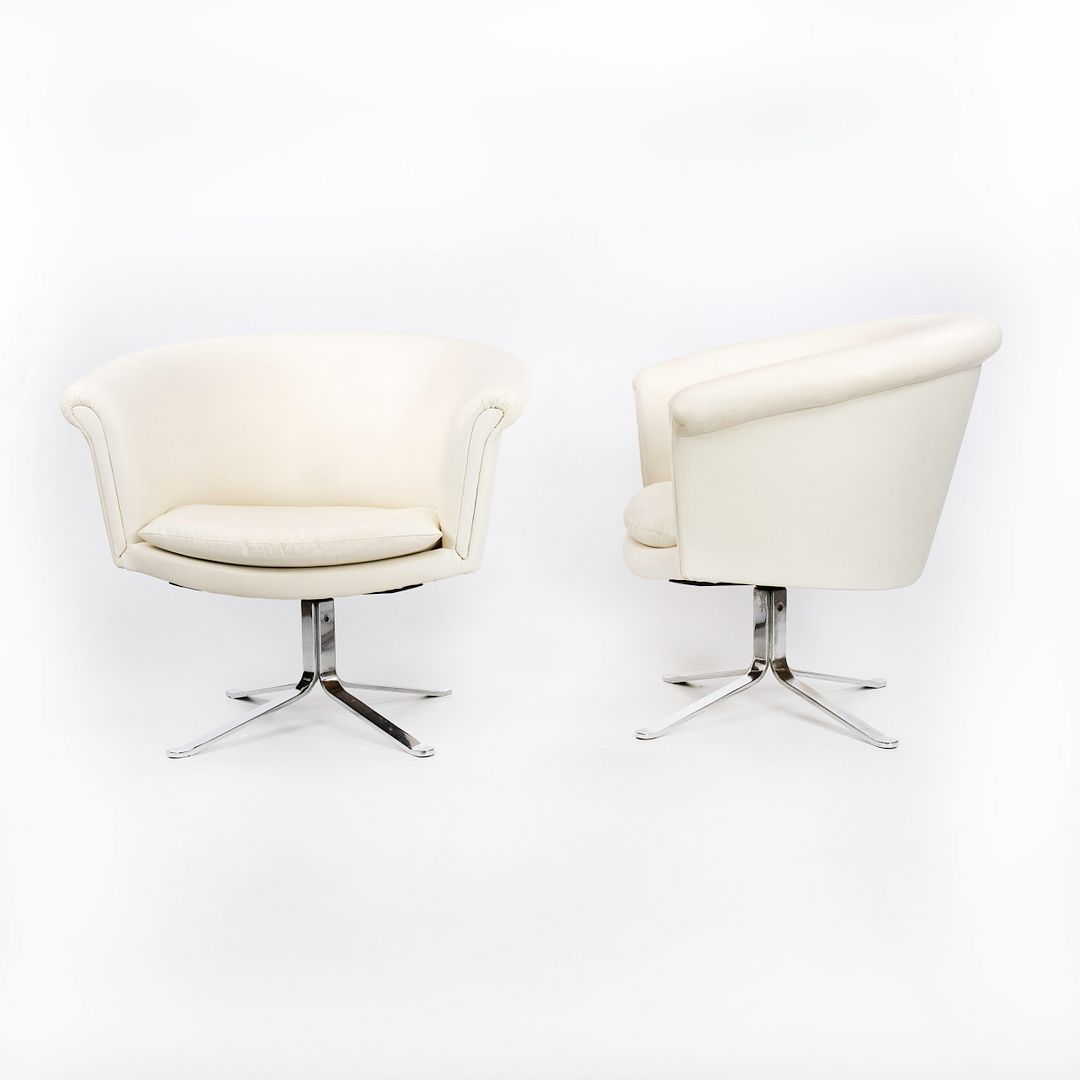 Swiveling Bucket Armchair