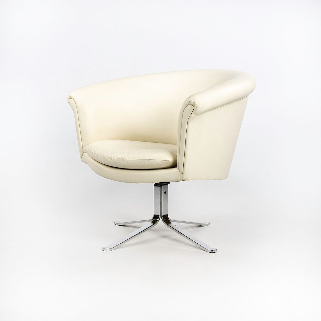 Swiveling Bucket Armchair