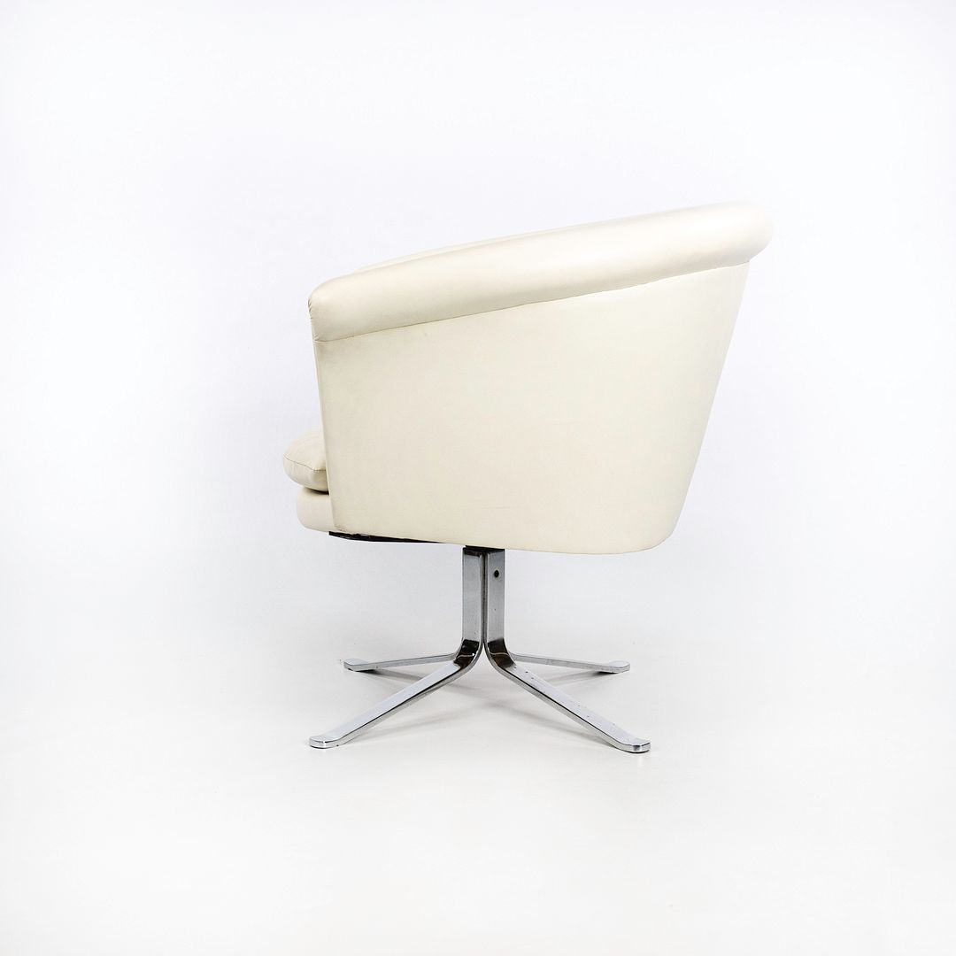 Swiveling Bucket Armchair