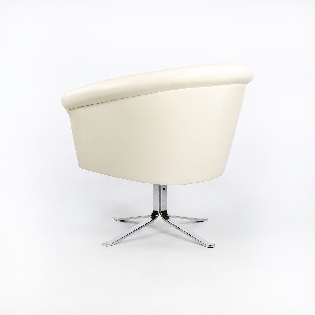 Swiveling Bucket Armchair